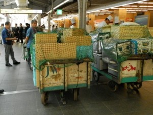 食堂車に積み込まれる荷物